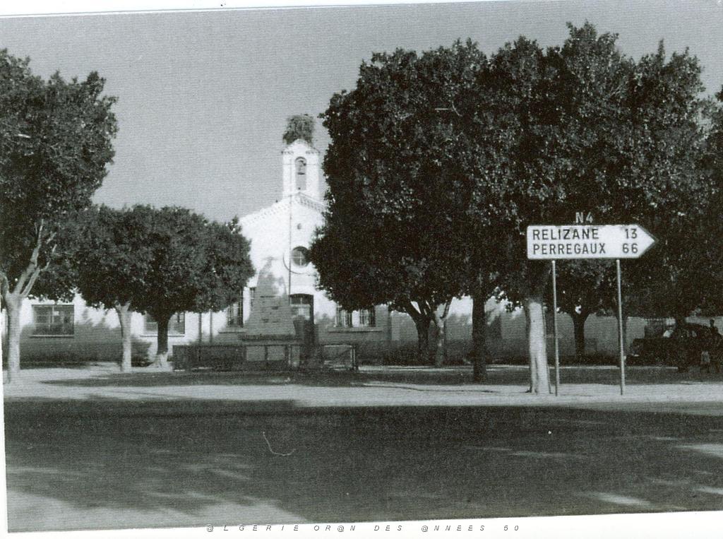 FERRY L EGLISE ET LE MONUMENT AUX MORTS.JPG